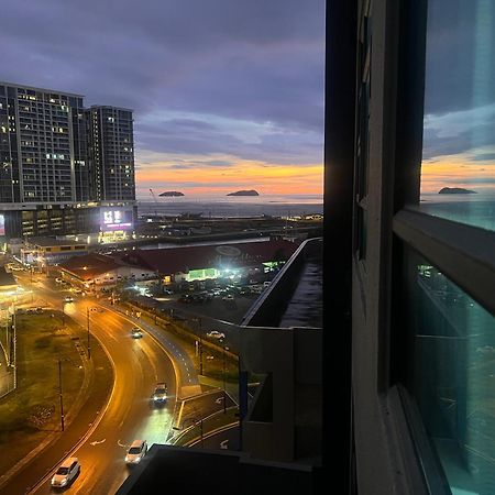 Botiza Suites At Jesselton Quay Kota Kinabalu Habitación foto